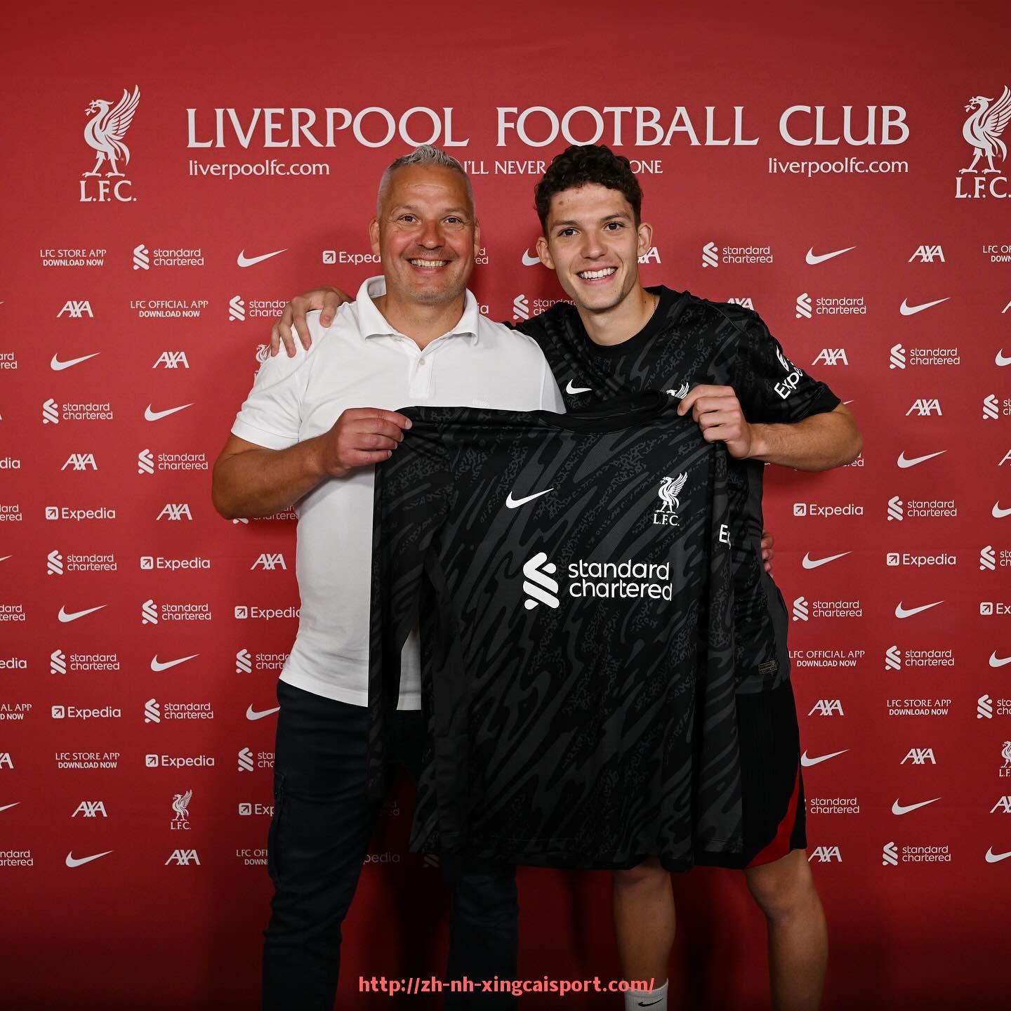 杏彩体育-英超球队的假期观察现代英超俱乐部运营日常